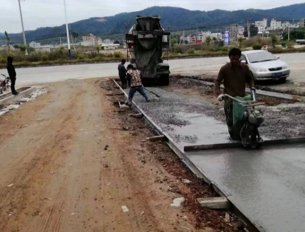 修建水泥路.jpg