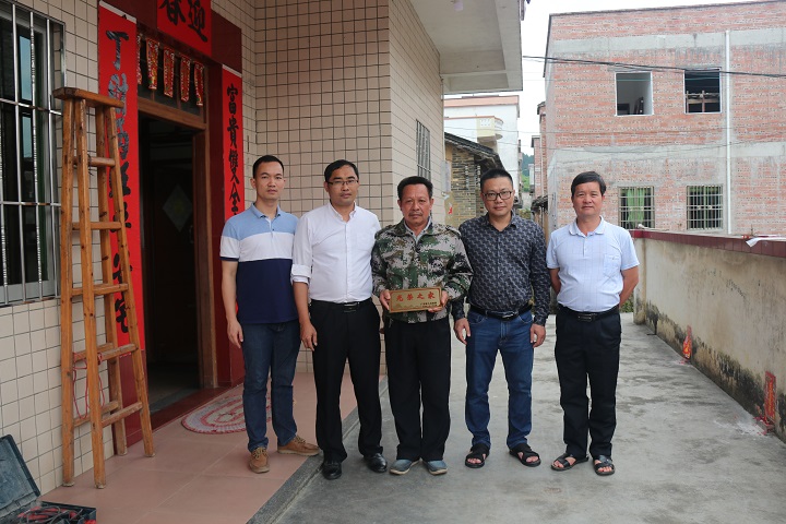 南盛镇开展为烈属,军属和退役军人等家庭悬挂光荣牌活动