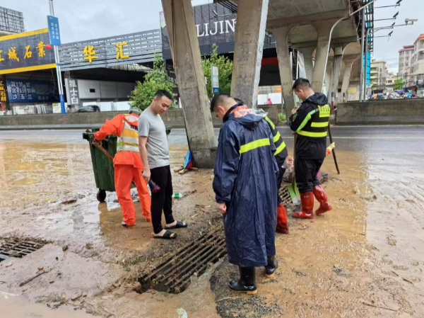 河口街道:党员干部闻"汛"而动,奋战防汛抗洪第一线