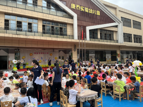 而在康桥实验幼儿园,"童心飞扬,快乐成长"庆六一文艺汇演拉开了序幕.